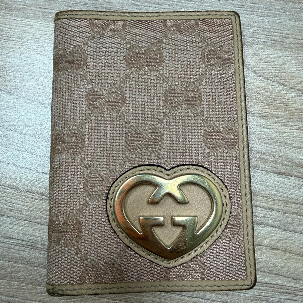 Authentic Gucci Bi-fold Card Holder with Heart Emblem - Picture 10 of 12